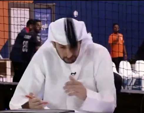 شاهد.. لحظة اصطدام كرة برأس محلل رياضي على قناة كويتية وسقوط عقاله شاهد.. لحظة اصطدام كرة برأس محلل رياضي على قناة كويتية وسقوط عقاله
