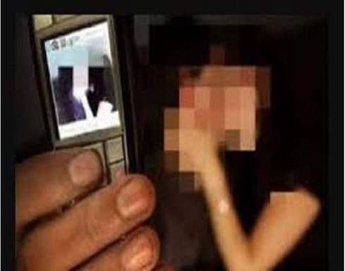 ضبط مغربي اقتحم منزل امرأة وصورها عارية ضبط مغربي اقتحم منزل امرأة وصورها عارية