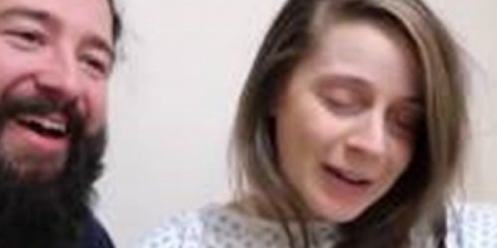 رجل يبث لحظة ولادة زوجته على «فيس بوك».. فيديو رجل يبث لحظة ولادة زوجته على «فيس بوك».. فيديو