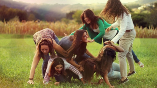 كيف تصبحين محبوبة اجتماعيا؟