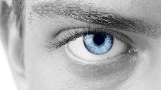 علاج بالليزر يحوّل العيون الداكنة إلى زرقاء
