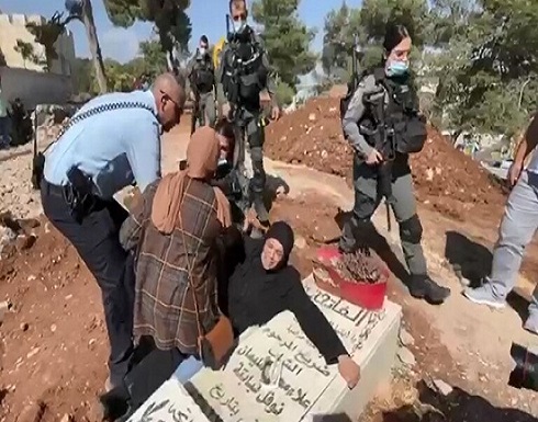 "اتركوني أموت عنده".. أم فلسطينية تتشبث بقبر ابنها في وجه جرافات الاحتلال "اتركوني أموت عنده".. أم فلسطينية تتشبث بقبر ابنها في وجه جرافات الاحتلال