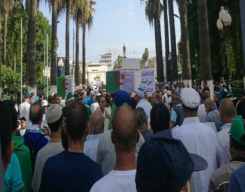 شرقا وغربا.. آلاف الجزائريين يتظاهرون ويهتفون بخمسة مطالب شرقا وغربا.. آلاف الجزائريين يتظاهرون ويهتفون بخمسة مطالب