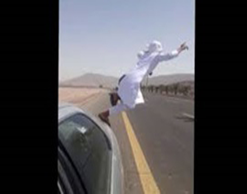 بالفيديو:لحظة قفز متهور من سيارته أمام شاحنة على طريق سريع بالفيديو:لحظة قفز متهور من سيارته أمام شاحنة على طريق سريع