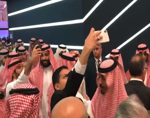 شاهد.. محمد بن سلمان يساعد أحد الحضور بالتقاط سيلفي شاهد.. محمد بن سلمان يساعد أحد الحضور بالتقاط سيلفي