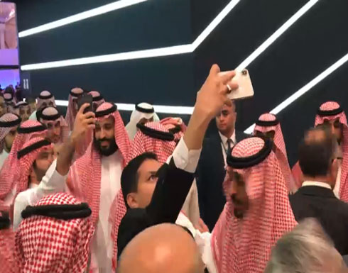 شاهد.. محمد بن سلمان يساعد أحد الحضور بالتقاط سيلفي