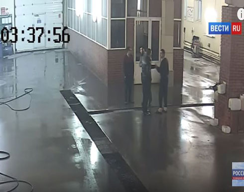 لحظة مقتل شاب رفض غسل سيارة «بي إم دبليو» (فيديو) لحظة مقتل شاب رفض غسل سيارة «بي إم دبليو» (فيديو)