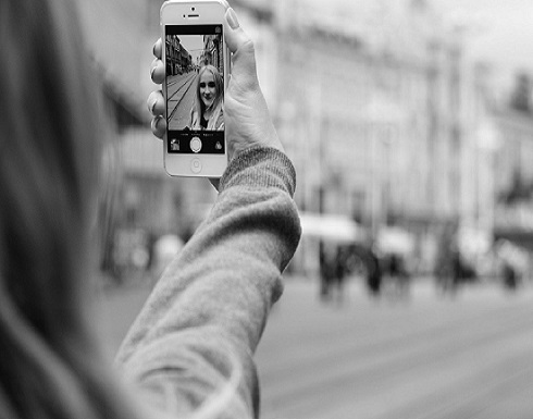 بريطانيا : سقوط مروع لفتاة من نافذة سيارة مسرعة بسبب "سيلفي" بريطانيا : سقوط مروع لفتاة من نافذة سيارة مسرعة بسبب "سيلفي"