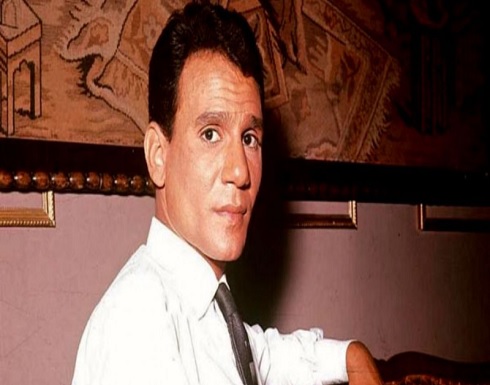 قبلة على الشفاه تجمع عبدالحليم حافظ ورجلًا تثير ضجة (صورة)