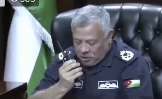بالفيديو .. الملك عبدالله الثاني يحيي رجال الامن العام عبر اللاسلكي بالفيديو .. الملك عبدالله الثاني يحيي رجال الامن العام عبر اللاسلكي