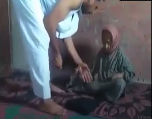 شاب يعتدي على والدته المسنة بالضرب بآلة حادة يفجر غضبا بمصر .. بالفيديو شاب يعتدي على والدته المسنة بالضرب بآلة حادة يفجر غضبا بمصر .. بالفيديو