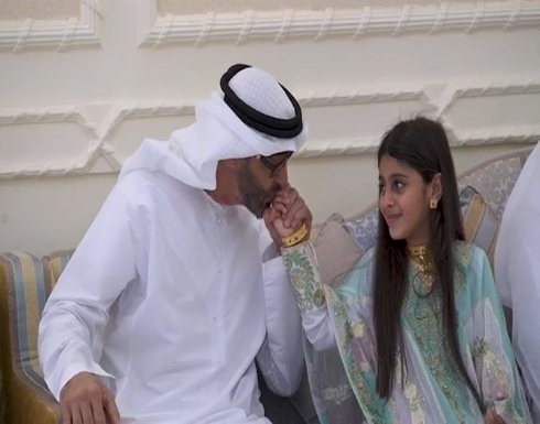 بالفيديو : لعدم تمكنها من مصافحته سابقاً.. محمد بن زايد يزور طفلة بمنزلها ويقبل يدها بالفيديو : لعدم تمكنها من مصافحته سابقاً.. محمد بن زايد يزور طفلة بمنزلها ويقبل يدها