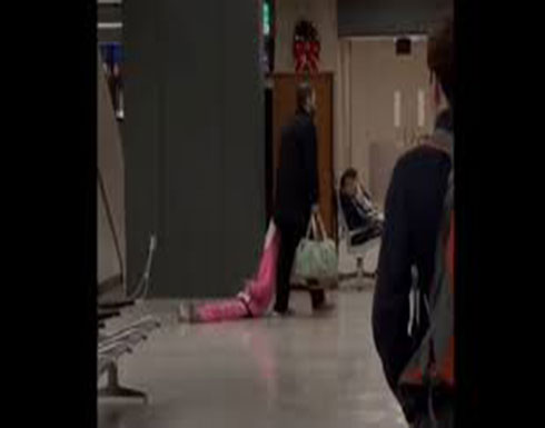 بالفيديو : أب "يمسح الأرض بإبنته" حرفياً.. شاهدوا ما حصل في المطار! بالفيديو : أب "يمسح الأرض بإبنته" حرفياً.. شاهدوا ما حصل في المطار!