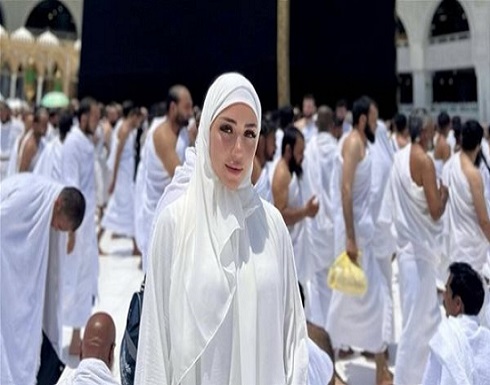 بالصور.. سارة سلامة تؤدي مناسك العمرة