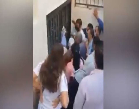 ممرضة من دمشق تصرخ: "يا عالم بيناتكن مصابين" .. بالفيديو ممرضة من دمشق تصرخ: "يا عالم بيناتكن مصابين" .. بالفيديو