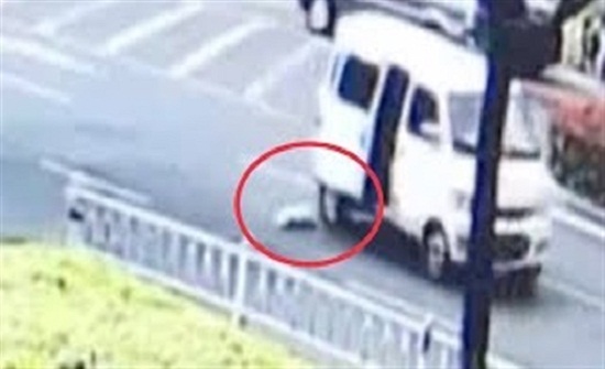 لحظة نجاة طفل رضيع من الدهس تحت عجلات سيارة (فيديو) لحظة نجاة طفل رضيع من الدهس تحت عجلات سيارة (فيديو)