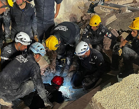 إخراج شخص على قيد الحياة من تحت أنقاض بناية“ اللويبدة” إخراج شخص على قيد الحياة من تحت أنقاض بناية“ اللويبدة”