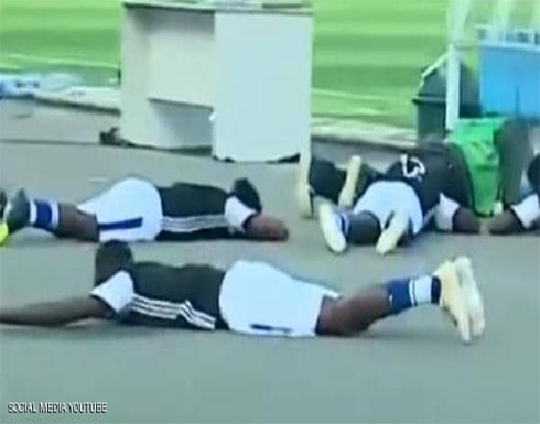 بالفيديو : "هجوم نحل" يوقف مباراة كرة.. ويجبر اللاعبين على "الانبطاح" في كينيا بالفيديو : "هجوم نحل" يوقف مباراة كرة.. ويجبر اللاعبين على "الانبطاح" في كينيا