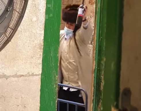 حاملين الخمور.. مستوطنون يقتحمون المسجد الأقصى ويرقصون أمام أبوابه (فيديو) حاملين الخمور.. مستوطنون يقتحمون المسجد الأقصى ويرقصون أمام أبوابه (فيديو)