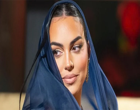 بالفيديو: جورجينا رودريغز تتحدث العربية في إعلان عطور