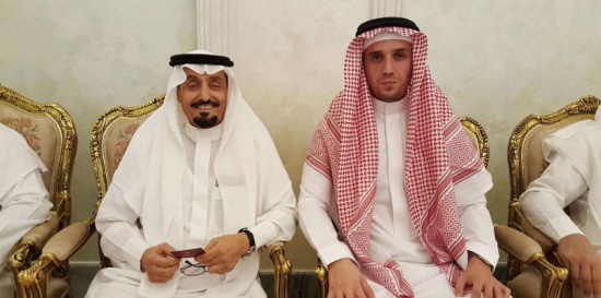 بالفيديو: لاعب برشلونة السابق يشهر إسلامه بالفيديو: لاعب برشلونة السابق يشهر إسلامه
