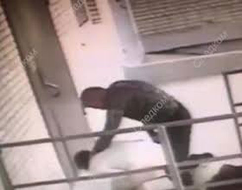 كلب ينقذ صاحبته من الموت بعد اعتداء حبيبها السابق عليها (فيديو) كلب ينقذ صاحبته من الموت بعد اعتداء حبيبها السابق عليها (فيديو)