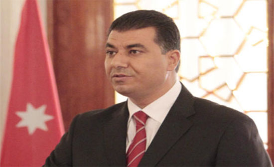 وزير الزراعة يحيل 3 موظفين الى النائب العام وزير الزراعة يحيل 3 موظفين الى النائب العام