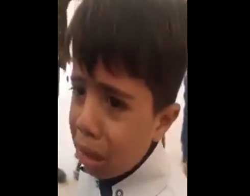طفل عراقي يثير جدلاً واسعاً ببكائه بسبب المدرسة .. بالفيديو طفل عراقي يثير جدلاً واسعاً ببكائه بسبب المدرسة .. بالفيديو