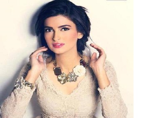 علا الفارس تغسل سيارتها وتمارس رياضتها في الحجر المنزلي...فيديو