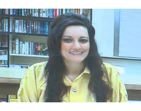 تخنق طفلتها وتطعن ابنتها الكبرى لتحرمهما من أبيهما