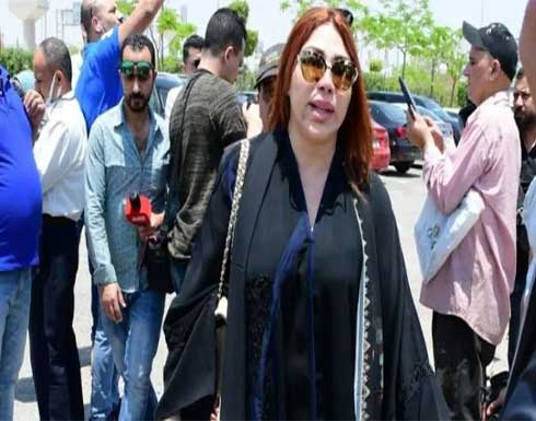 فنانة مصرية تتعرض لموقف محرج في جنازة سمير صبري وتتراشق مع إعلامية فنانة مصرية تتعرض لموقف محرج في جنازة سمير صبري وتتراشق مع إعلامية