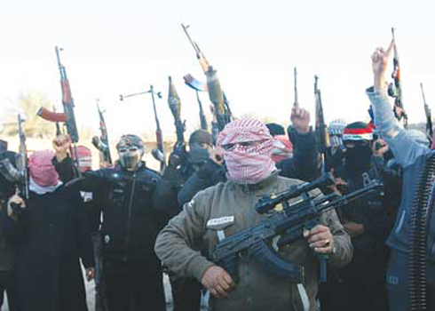 بالفيديو : قتلى من قوات المالكي وقصف مستمر لاحياء مدينة الفلوجة