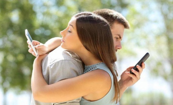 وقع في شر أعماله.. زوجة مصرية تكتشف خيانة زوجها في صورة أرسلها لها وقع في شر أعماله.. زوجة مصرية تكتشف خيانة زوجها في صورة أرسلها لها