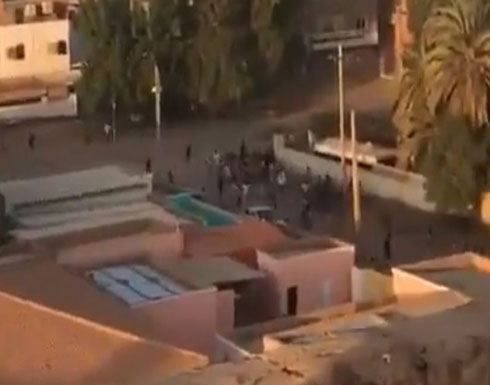 شاهد ما حصل لعربة أمن سودانية حاولت دهس متظاهر (فيديو) شاهد ما حصل لعربة أمن سودانية حاولت دهس متظاهر (فيديو)