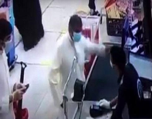 فيديو :كويتي يضرب عاملا مصريا على وجهه فيديو :كويتي يضرب عاملا مصريا على وجهه