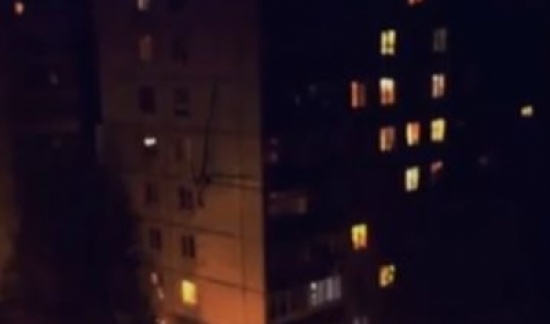 بالفيديو.. مخلوق غريب يتسلق جدران العمارات