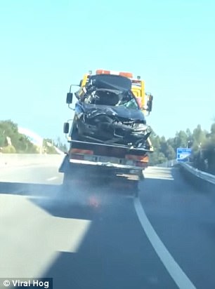 بالفيديو والصور.. شاحنة تتسبب في ضجة بحملها أخرى أعلاها سيارة بالفيديو والصور.. شاحنة تتسبب في ضجة بحملها أخرى أعلاها سيارة