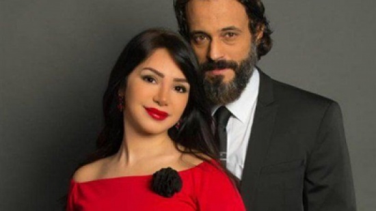 بالأبيض.. زوجة يوسف الشريف تتألق في أحدث جلسة تصوير على البحر بالأبيض.. زوجة يوسف الشريف تتألق في أحدث جلسة تصوير على البحر