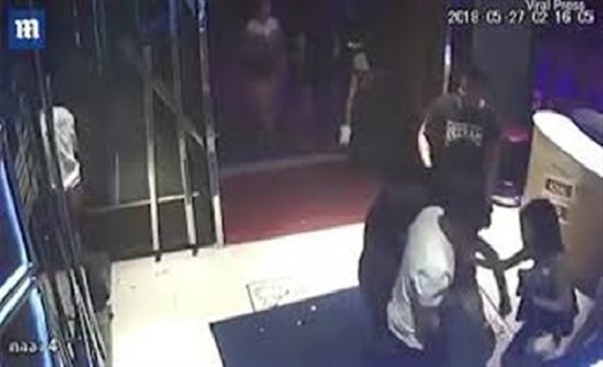 بالصور: عصابة تحمل امرأة سكرانة قبل الاعتداء عليها وضربها حتى الموت بالصور: عصابة تحمل امرأة سكرانة قبل الاعتداء عليها وضربها حتى الموت