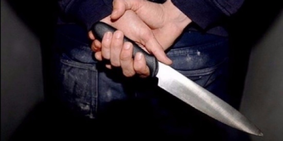 شاب يطعن والده وعمُّه شاب يطعن والده وعمُّه