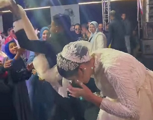 في مصر .. عريس يثير الجدل خلال حفل زفافه بسبب فرحة هستيرية في مصر .. عريس يثير الجدل خلال حفل زفافه بسبب فرحة هستيرية