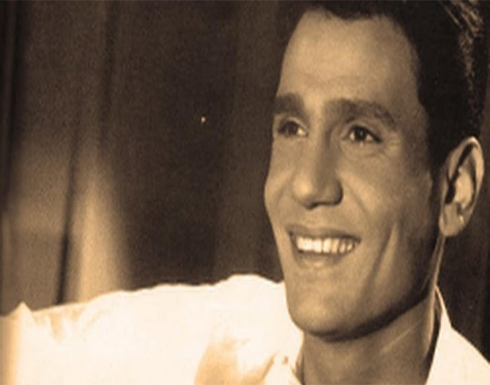 صورة نادرة لـ عبد الحليم حافظ وهو يقبل يد أم كلثوم .. شاهد صورة نادرة لـ عبد الحليم حافظ وهو يقبل يد أم كلثوم .. شاهد