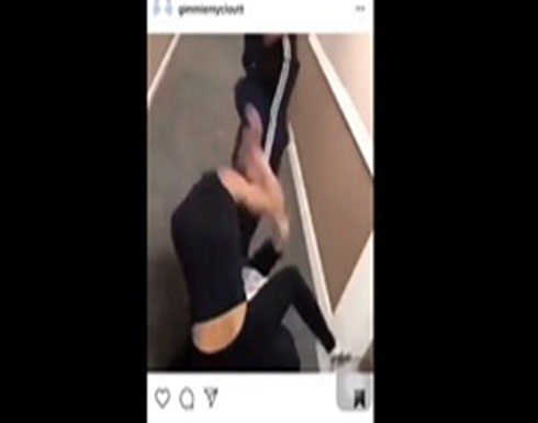 لقطات مروعة لاعتداء فتاتين على أخرى بالضرب المبرح (فيديو) لقطات مروعة لاعتداء فتاتين على أخرى بالضرب المبرح (فيديو)