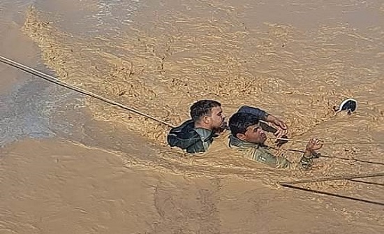 بالفيديو .. تفاصيل مروعة عاشها شبان أردنيون داهمتهم السيول بالعقبة بالفيديو .. تفاصيل مروعة عاشها شبان أردنيون داهمتهم السيول بالعقبة