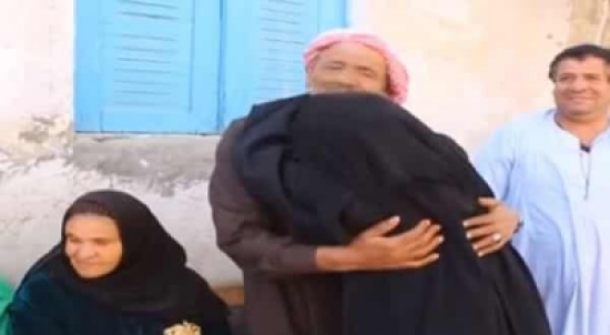 بالفيديو: مصري يفاجئ أسرته بالعودة من العراق بعد انقطاع أخباره 36 سنة واستخراج شهادة وفاة له بالفيديو: مصري يفاجئ أسرته بالعودة من العراق بعد انقطاع أخباره 36 سنة واستخراج شهادة وفاة له