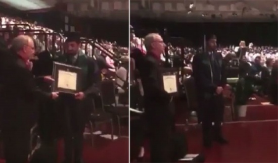 فيديو وصور: مشهد مؤثر لـ أب يتسلم شهادة تخرج ابنه المبتعث الذي توفي قبل أيام من حفل تخرجه