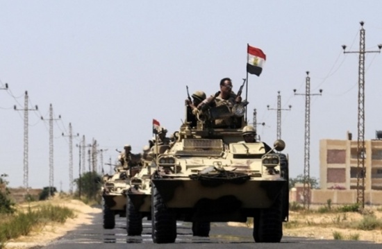 الجيش المصري يرسل معدات وآليات إلى نظيره السوداني الجيش المصري يرسل معدات وآليات إلى نظيره السوداني