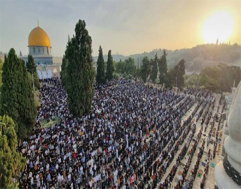 75 ألفا يؤدون صلاة الجمعة في رحاب الأقصى 75 ألفا يؤدون صلاة الجمعة في رحاب الأقصى