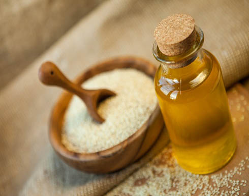 هكذا يعالج زيت السمسم مشاكل الشعر والبشرة هكذا يعالج زيت السمسم مشاكل الشعر والبشرة