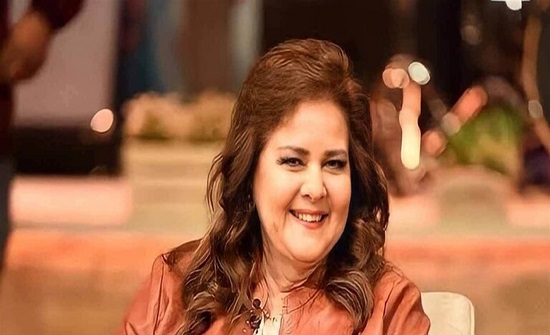 شاهد: شبيهة الفنانة الراحلة دلال عبد العزيز تثير الجدل